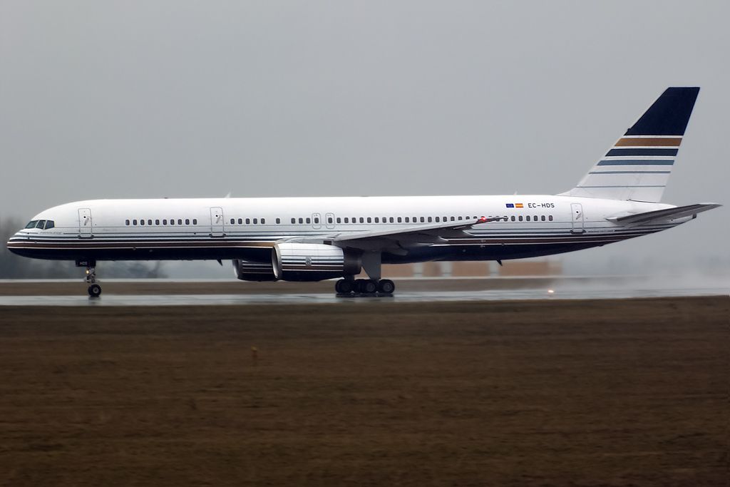 Boeing 757-200 (EC-HDS) - Rainy svenk