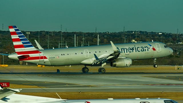 Airbus A321 (N139AN) - 13R arrival.