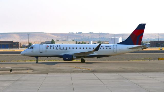 Embraer 175 (N302SY) - Delta Connection Embraer ERJ-175LL N302SY in Boise