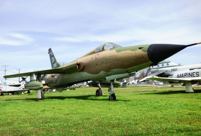 — — - Republic F-105D Thunderchief