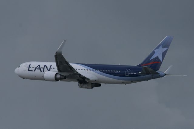 BOEING 767-300 (CC-CXH)