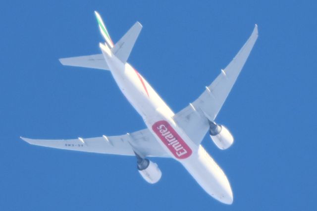 Boeing 777-200 (A6-EWG) - A6-EWG Boeing B-777-21H Emirates EK244 De Montréal YUL Vers Dubai DXB Altitude 6243 Mètres Vitesse 756 Km/H. Survolant la ville de Lavaltrie QC. Le 22-12-2024 à 10:54.