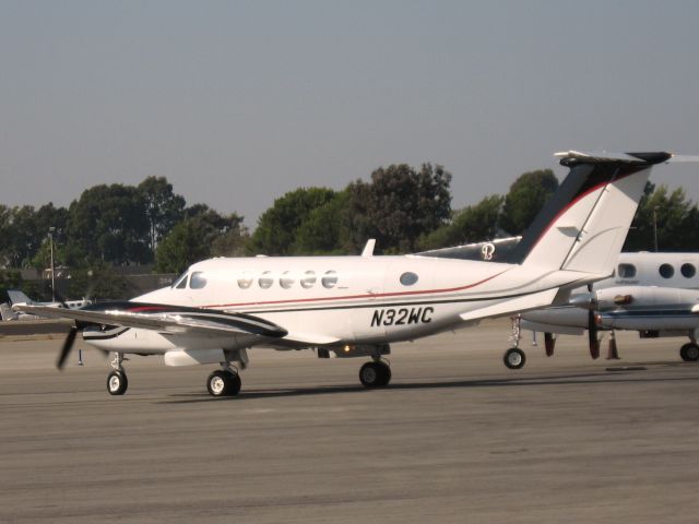 Beechcraft Super King Air 200 (N32WC) - Taxiing at Santa Ana