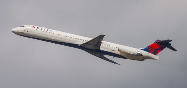 McDonnell Douglas MD-88 (N912DE)