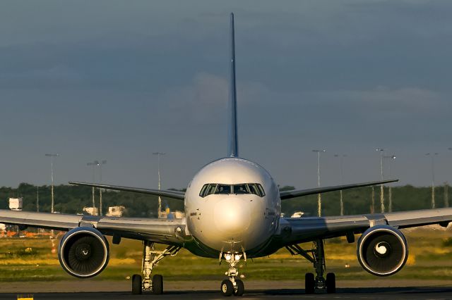 BOEING 767-300 (UK-67001)