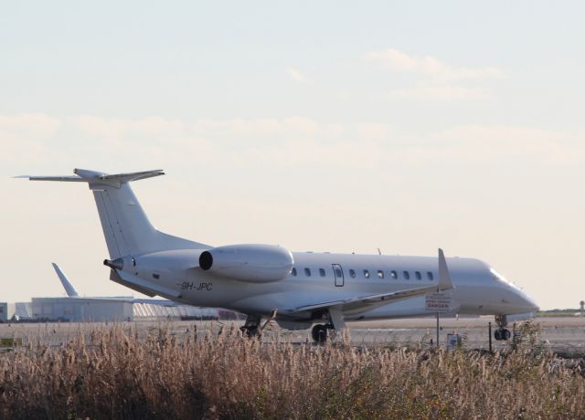 Embraer ERJ-135 (9H-JPC)