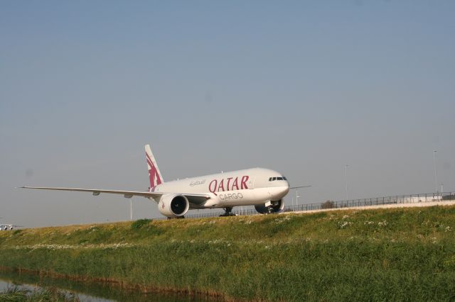 BOEING 777-200LR (A7-BFA)