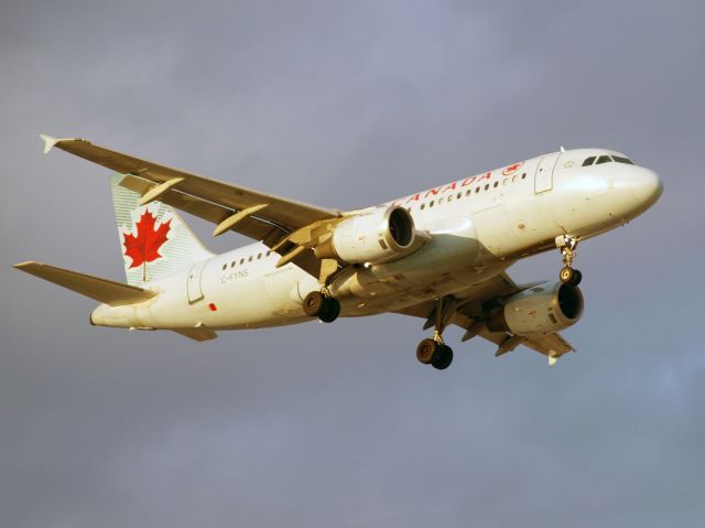 Airbus A319 (C-FYNS) - Air Canadas Airbus A319.