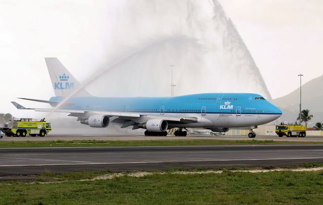 Boeing 747-400 (PH-BFG) - St Maarten kids getting a blessed send off to school in the Netherlands