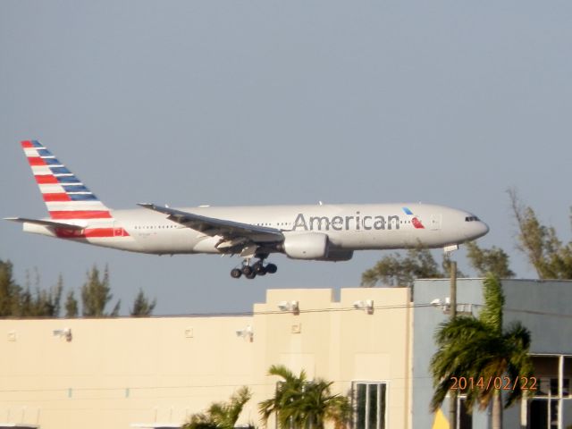 Boeing 777-200 (N772AN) - Can I rest here for a minute?