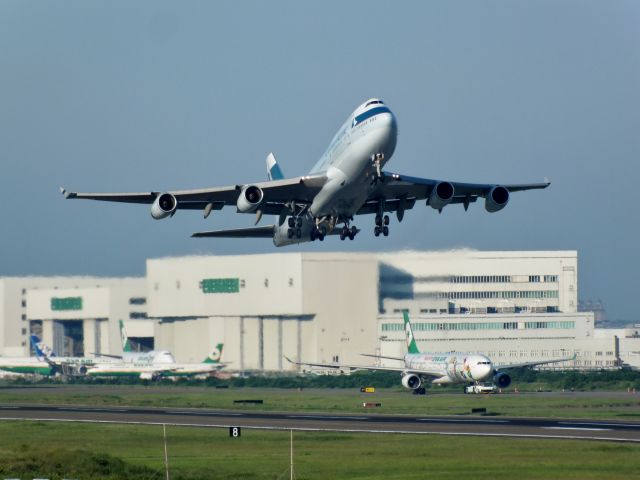 Boeing 747-400 (B-HUJ)