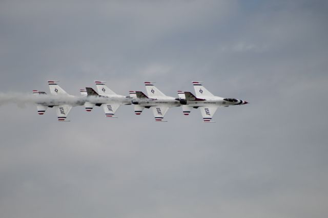 Lockheed F-16 Fighting Falcon — - Dayton Airshow 2019 - Thunderbirds in the nice crossing pattern