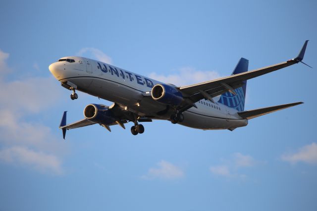 Boeing 737-800 (N73270)