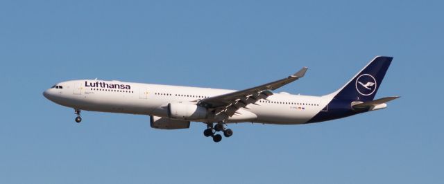 Airbus A330-300 (D-AIKQ) - Loving catching the new livery on the Lufthy birds. 