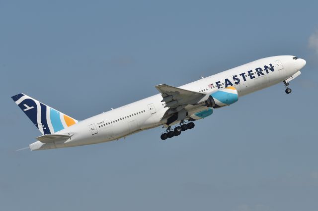 Boeing 777-200 (N825KW) - 23L 06-23-25