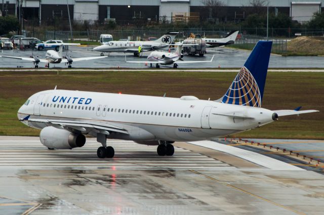 Airbus A320 (N460UA) - Lining up for take off on runway 4
