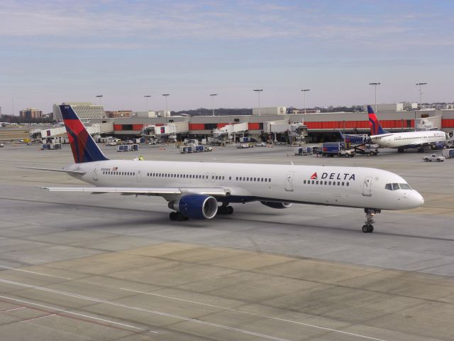 BOEING 757-300 (N583NW)