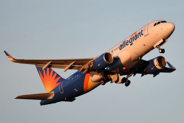 Airbus A320 (N249NV) - Early evening departure.