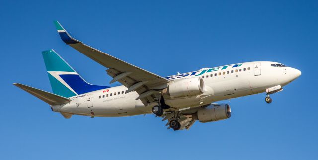 Boeing 737-800 (C-GWCM)