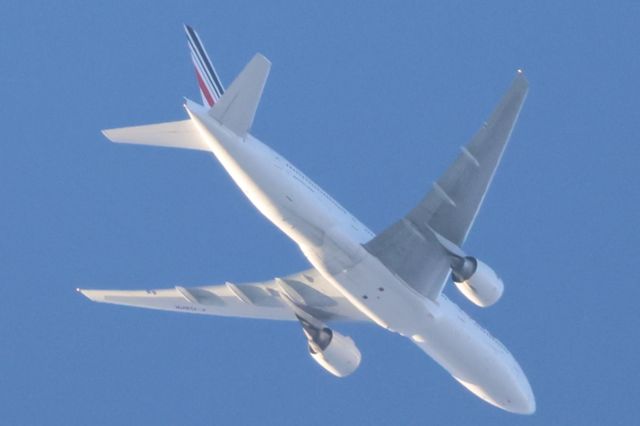 Boeing 777-200 (F-GSPK) - F-GSPK Boeing B-777 228ER Air France AF345 De Montreal YUL Vers Paris CDG. Altitude 6035 Mètres. Vitesse 761 Km/H Survolant la ville de Lavaltrie QC. Le 18-10-2024 à 17:18.