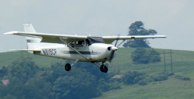 Cessna Skyhawk (N819CF) - On short final is this 1998 Cessna 172R Skyhawk in the Summer of 2023.