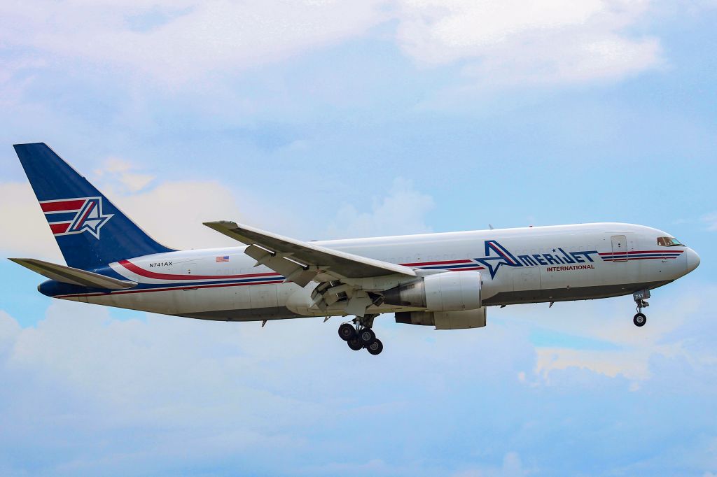 BOEING 767-200 (N741AX)