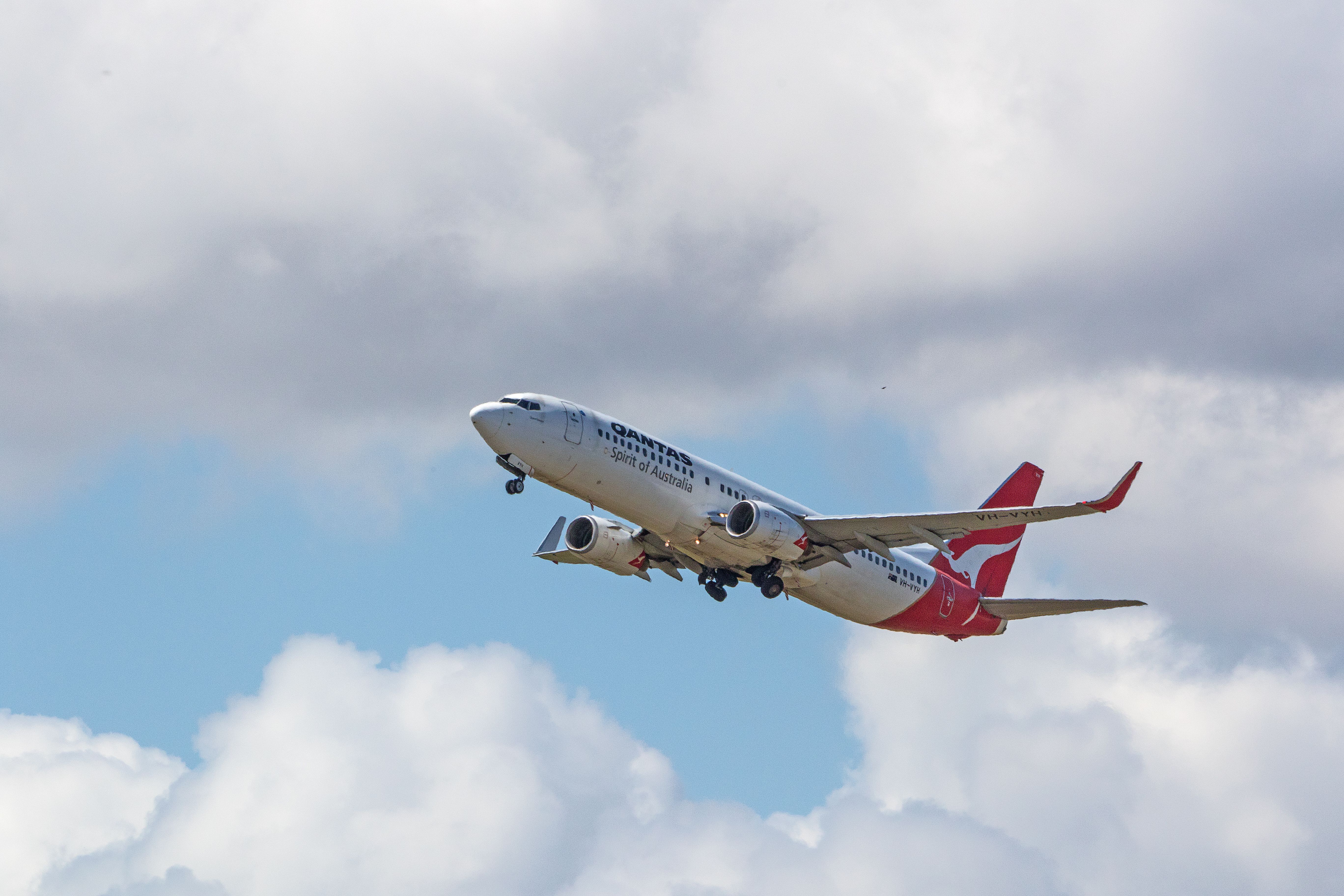 Boeing 737-800 (VH-VYH) - Taking off into the North East.