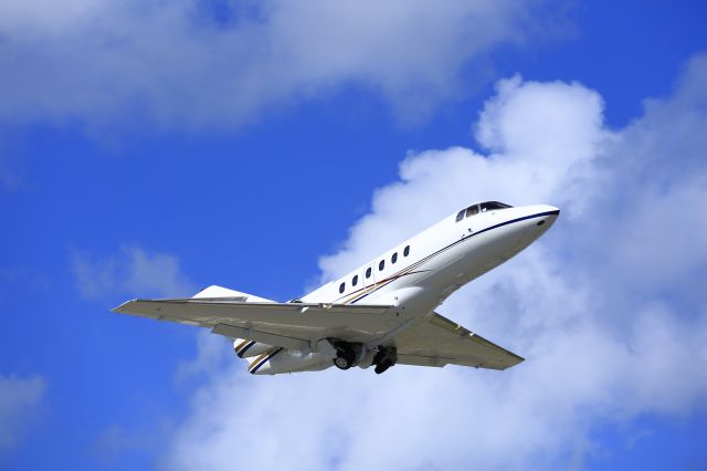 Hawker 800 (N80PK) - N80PK departing TNCM