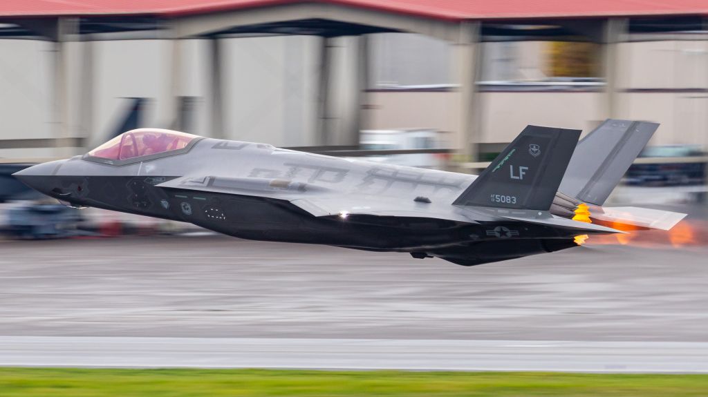 13-5083 — - Capt. Olson hauling out of Portland to go put on a show in the 2019 Oregon airshow.