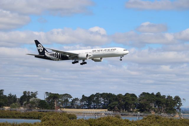 BOEING 777-300 (ZK-OKR) - ZK-OKR on final approach at Auckland Int.