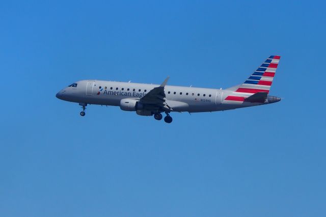 Canadair Regional Jet CRJ-200 (N124HQ)