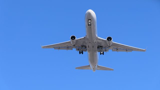 BOEING 767-300 (N666UA)