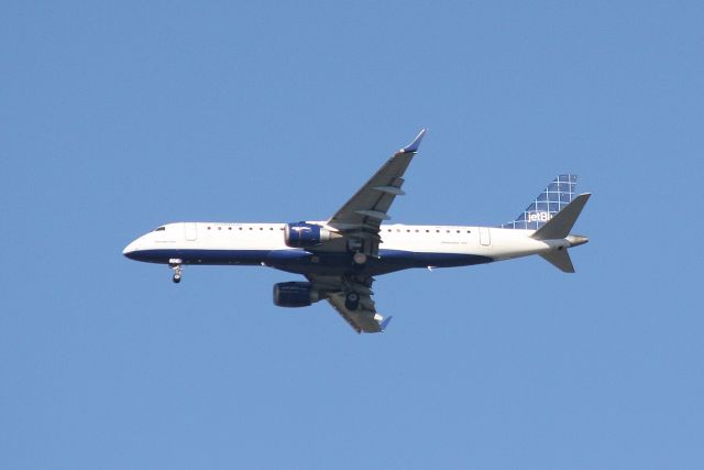 Embraer ERJ-190 (N304JB) - JetBlue Flight 740 (N304JB) "Midnight Blue" arrives at Sarasota-Bradenton International Airport following flight from Boston-Logan International Airport