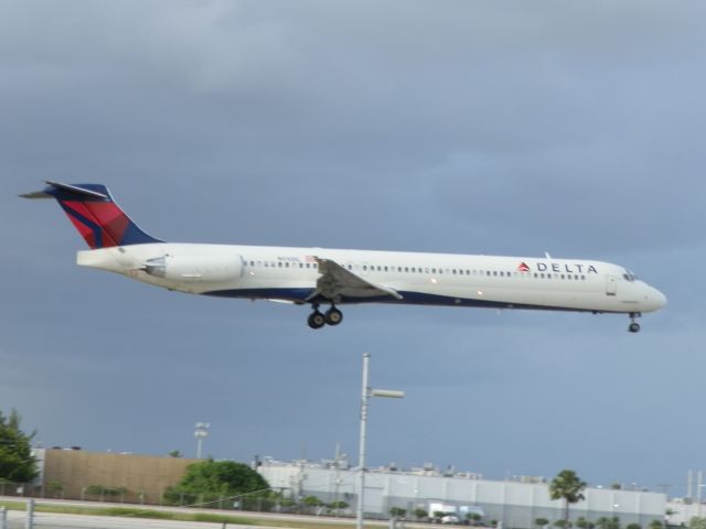 McDonnell Douglas MD-88 (N910DL)