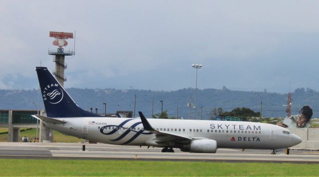 Boeing 737-800 (N381DN)