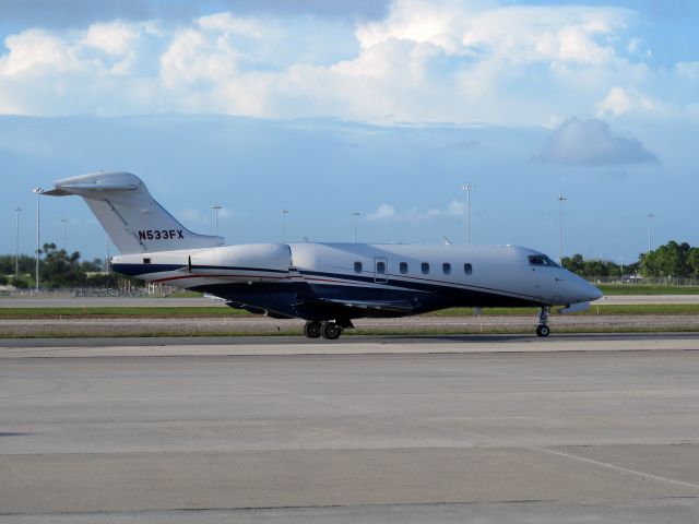 Bombardier Challenger 300 (N533FX) - Flexjet.