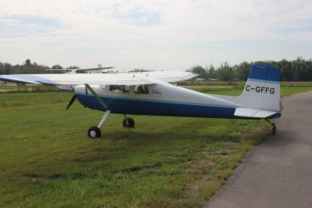 Beechcraft 18 (C-GFFG) - Cessna 150 Aéroport de Lachute CSE4 QC.25-08-2018