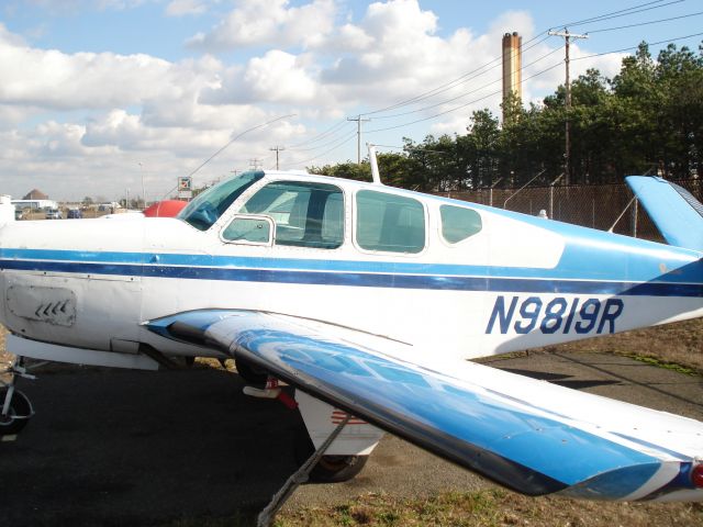 Beechcraft 35 Bonanza (N9819R)