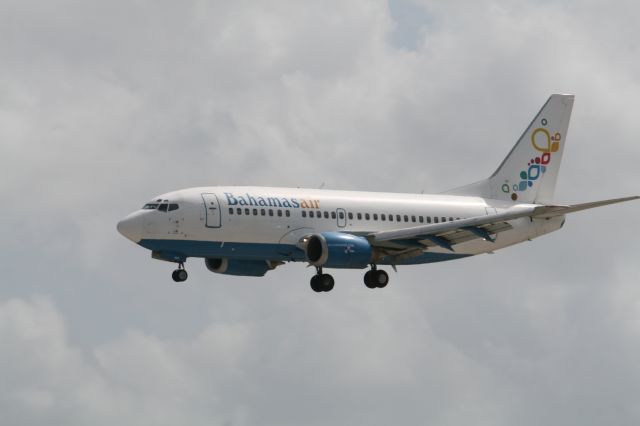 Boeing 737-500 (C6-BFD)