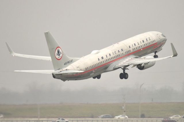 Boeing 737-800 (N905NN) - Departing in the light rain and fog off of 23-L on 12-10-21 and headed back to DFW.