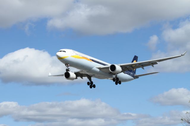 Airbus A330-200 —