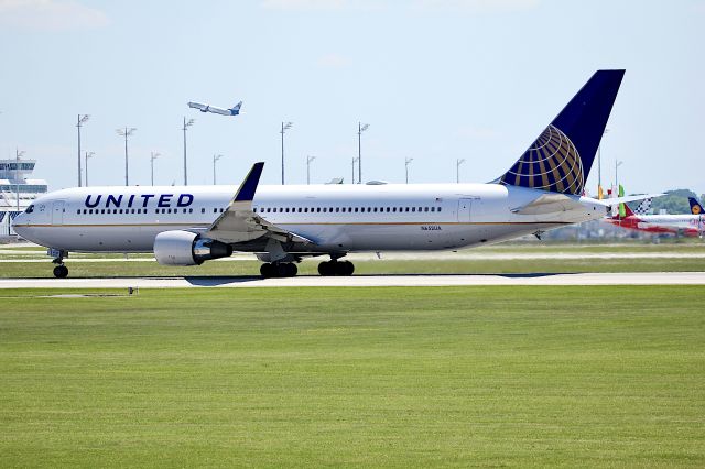 BOEING 767-300 (N652UA)