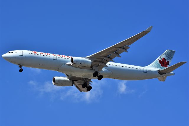 Airbus A330-300 (C-GFUR) - Air Canada Airbus A330-343 arriving at YYC on Apr 21.