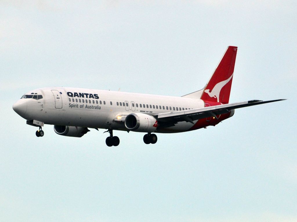 BOEING 737-400 (VH-TJS) - A Qantas old girl on short finals for runway 05. Thursday 12th July 2012.