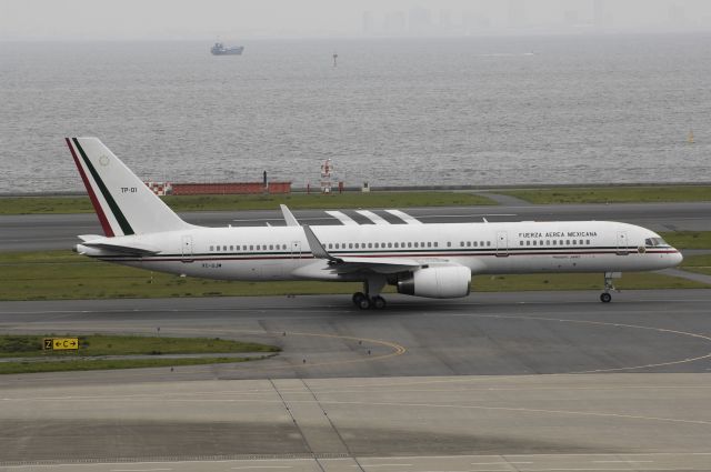 Boeing 757-200 (TAP1) - Taxing at Haneda Intl Airport on 2013/04/10 "Mexico Gvmt at VIP Flight"