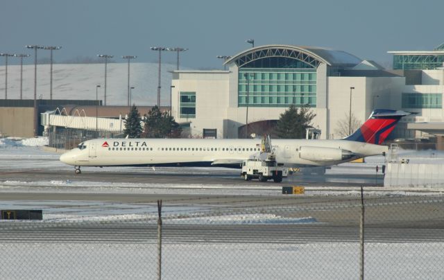 McDonnell Douglas MD-88 — - MD-88 on the De-ice pad