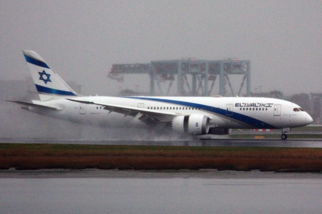Boeing 787-8 (4X-ERC) - EL AL arrival to very rainy Logan Airport on 11/13.