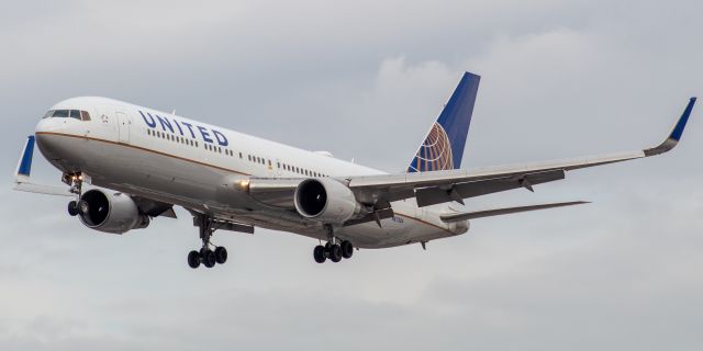 BOEING 767-200 (N673UA) - United Airlines Boeing 767-322ER arriving from Zurich landing on runway 29 at Newark on 1/25/22.
