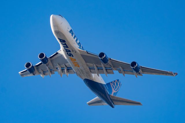 Boeing 747-400 (N412MC)