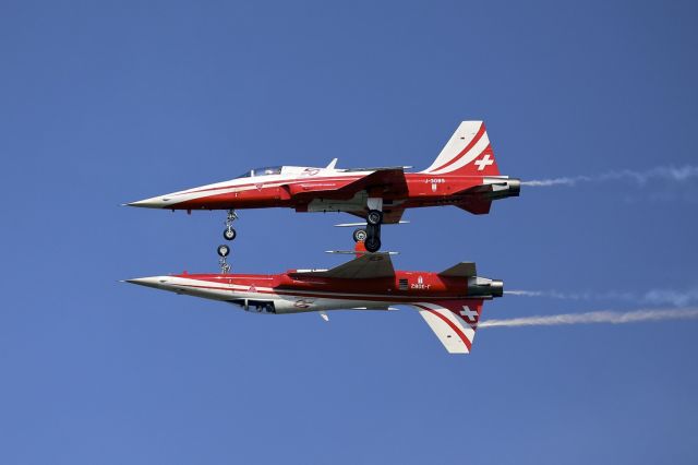 — — - Patrouille Suisse